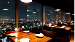 都会の夜景を眺めながらお食事をして頂けるお席もございます