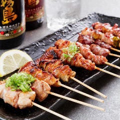 京赤地鶏の焼鳥も大人気！鶏の旨味×秘伝タレ×炭火の香りが◎