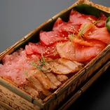 極上　漬け本まぐろちらし弁当	Super Rich Assortment of Seasoned Bluefin Tuna Bento (Box sushi)