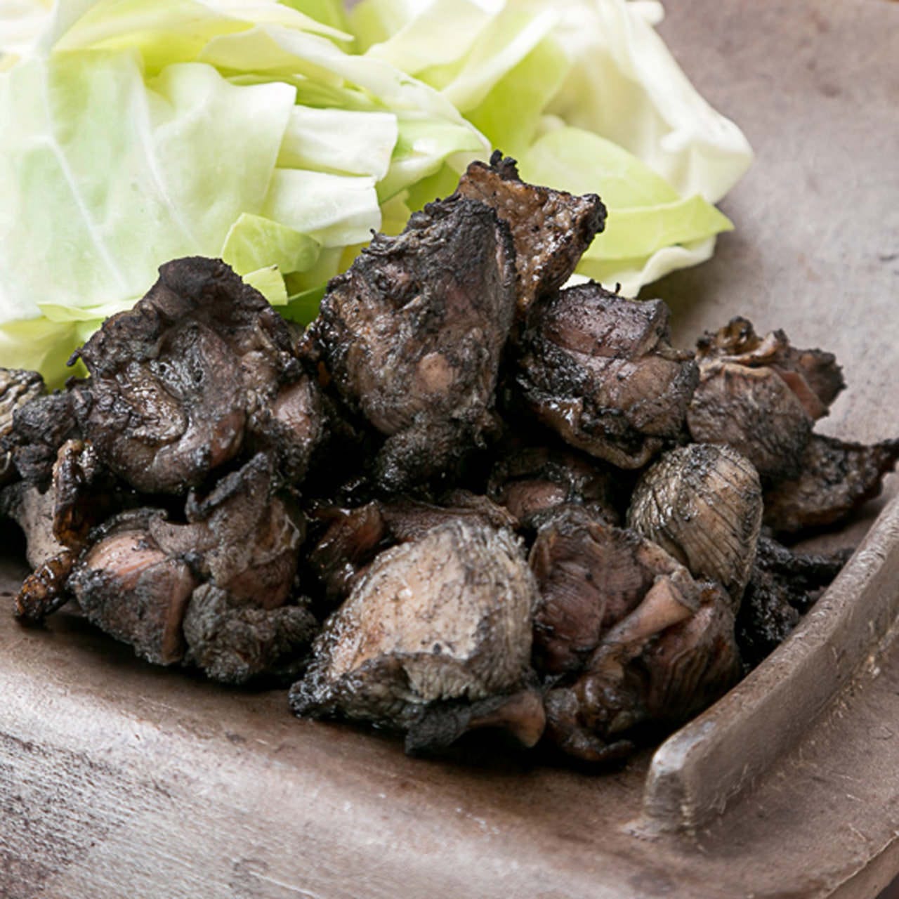 地鶏もも肉炭火焼 
噛めば噛むほど旨みが染みでる！