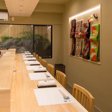 京都鮨一_【臨場感溢れる特等席】職人技を間近で愉しむ鮨カウンター席