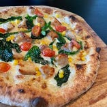 2022年3月月替わりピザ「菜の花とローストチキンのタルタルピザ」