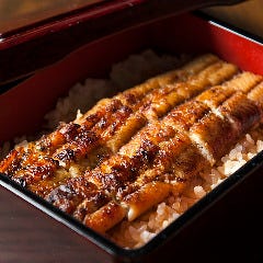 国産うなぎを備長炭で焼きます。皮はサクッと香ばしく。