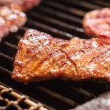 肉バル自慢のグリル料理、炭火焼きをぜひ一度ご賞味ください