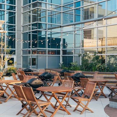 シュマッツ BBQ ビアガーデン_心地よい風を感じる開放的なテラス席