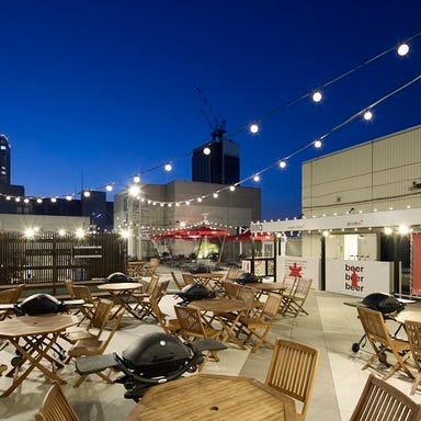 シュマッツ BBQ ビアガーデン_心地よいライトアップの開放的なテラス席