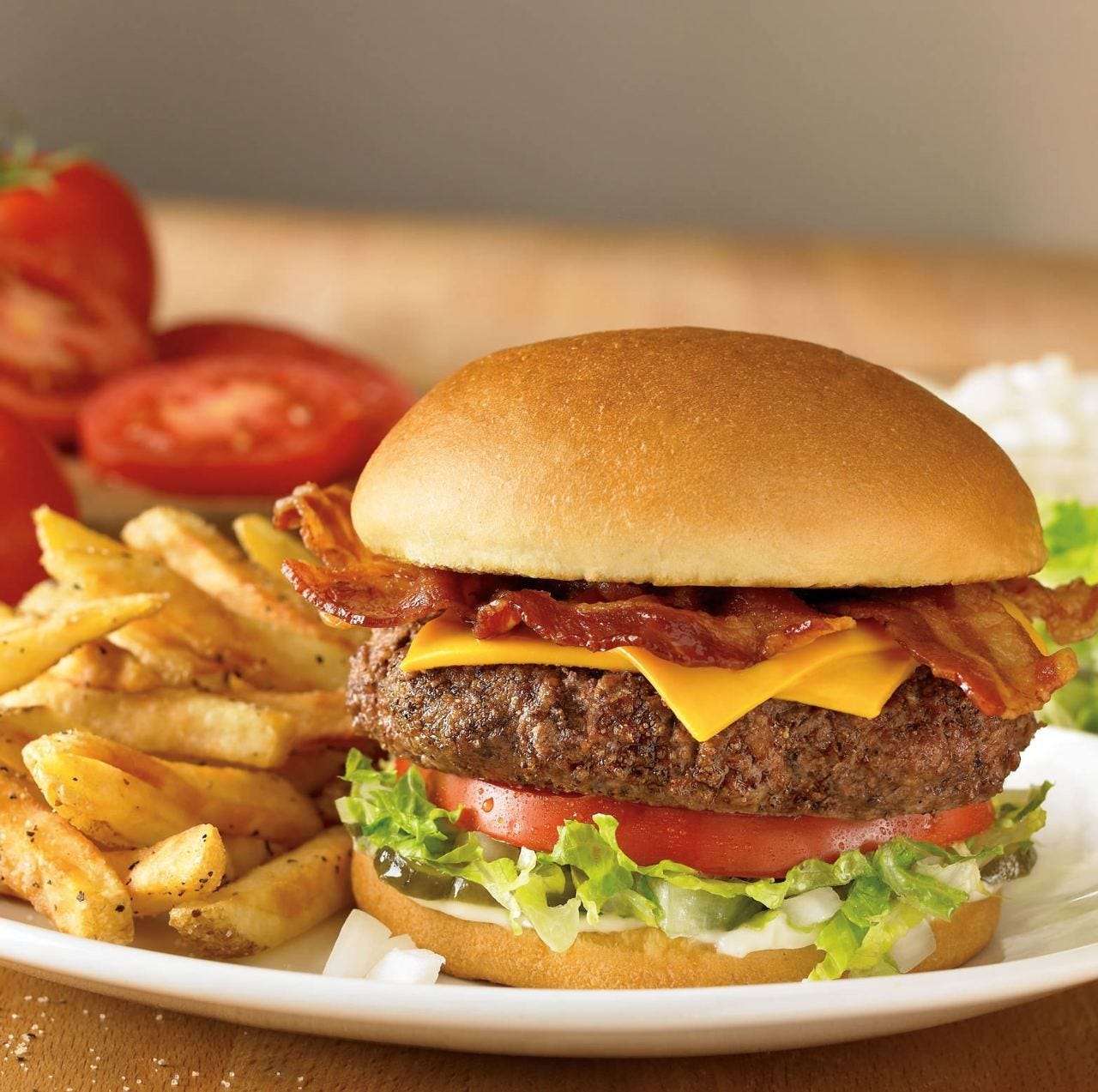 白いお皿にのったハンバーガーとフライドポテト