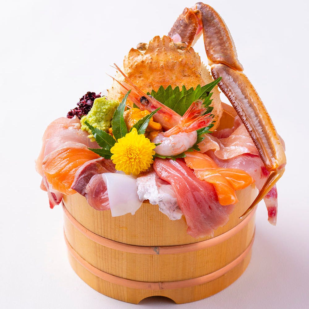 金沢寿司桶に海鮮丼 近江町ととと ポセイ丼の「大漁神社丼」が盛られている