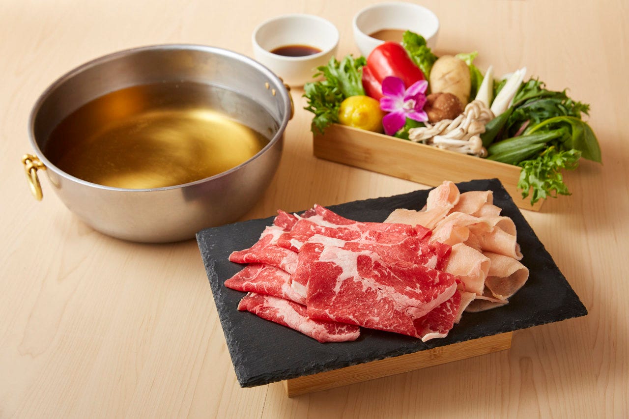 お肉や野菜などがテーブルにのっている様子