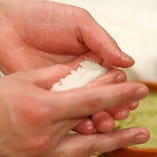 お米は新潟産コシヒカリひと筋 独自の方法でシャリを仕込んでいます