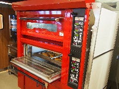 コーヒー焙煎機とおそろいのクリムゾンレッドの窯で焼上げます。