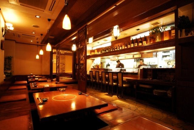 馬肉料理 菅乃屋 銀座通り店のシックな内観