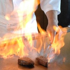 ライブ感あふれるパフォーマンスを、五感でお愉しみください。
