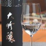 豊富な種類をご用意している日本酒はワイングラスで