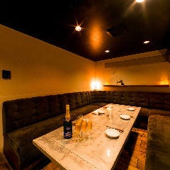 地下の隠し部屋のようなソファー席個室は最大12名様でご利用OK！