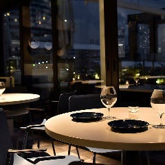 夜景を眺めながらゆったりお食事をお楽しみいただけます
