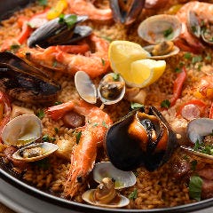 自慢の出汁で炊き上げた本格パエリアは魚介の旨味が濃厚