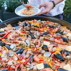 〆は魚介とお肉をお好みでのせて仕上げる絶品BBQパエリア