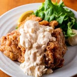 【地鶏料理】
日本各地の厳選地鶏を使った逸品を多数ご用意