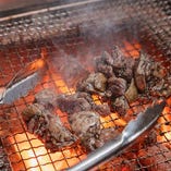 宮崎県より直送の霧島赤鶏＆霧島鶏！炭火で香ばしく焼き上げた「もも炙り焼き」は必食です