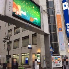 横浜銀行の手前の脇道を左折。渋谷中央街のモニターガートをくぐり直進。