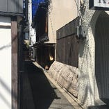 (20)京阪「祇園四条」駅、9号出口から祇園の白川沿いに「料理平」へ御案内。さらに細い路地を進むと突き当たり右手前角。本当に隠れ家のような場所にひっそり。