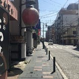 (15)京阪「祇園四条」駅、9号出口から祇園の白川沿いに「料理平」へご案内。花見小路の新橋通りと四条通りの間の信号がある交差点まで南下。