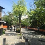 (8)京阪「祇園四条」駅、9号出口から祇園の白川沿いに「料理平」へご案内。新橋通りを真っ直ぐ東に来ると赤い塀が見えて来ます。祇園町に関わる人たちのシンボル的存在の辰巳神社が見えて来ます。さらに道なりに東へ。