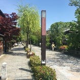 (7)京阪「祇園四条」駅、9号出口から祇園の白川沿いに「料理平」へご案内。右手の白川を挟んで南側は京都らしい風情ある佇まいの京町屋が軒を連ねてます。そちらは横目に,さらに真っ直ぐ東へ。