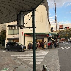 祇園四条駅7番出口を出て、四条通に沿って八坂神社方面に歩くと、左手によーじやさんが見えてきます。
