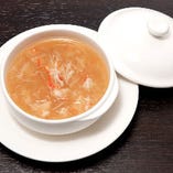 「本ズワイ蟹とフカヒレのスープ」