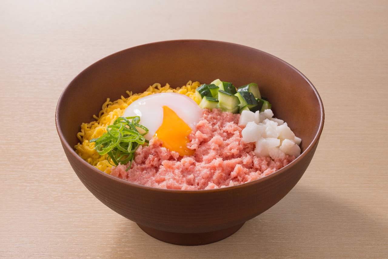 丼にネギトロや温泉卵がトッピングされている「とろっと温玉ねぎとろ丼」