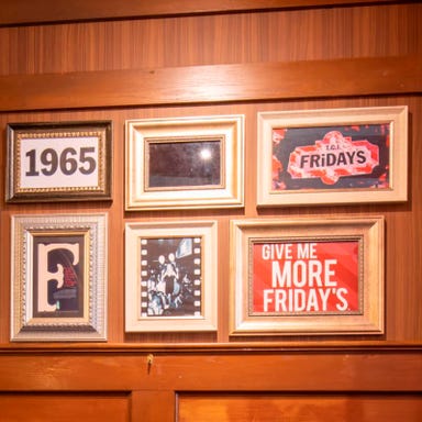 TGI FRIDAYS 神奈川芸術劇場店_【子供心をくすぐる内装の数々】