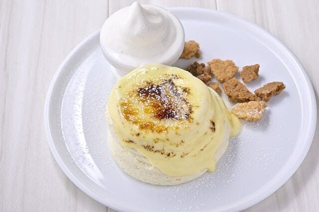 白いお皿にクリームブリュレパンケーキがのった様子