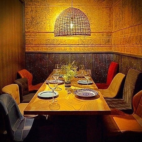 ベージュを基調としたPanel Cafeのテーブル席