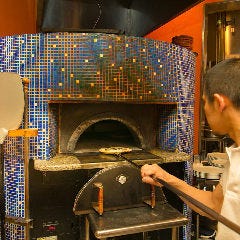 450度の石釜で手早く焼き上げ、熱々をテーブルへお持ちします!