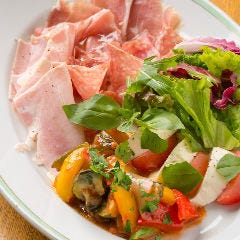 生ハムやカプレーゼなどワインのおつまみにおすすめな前菜も豊富