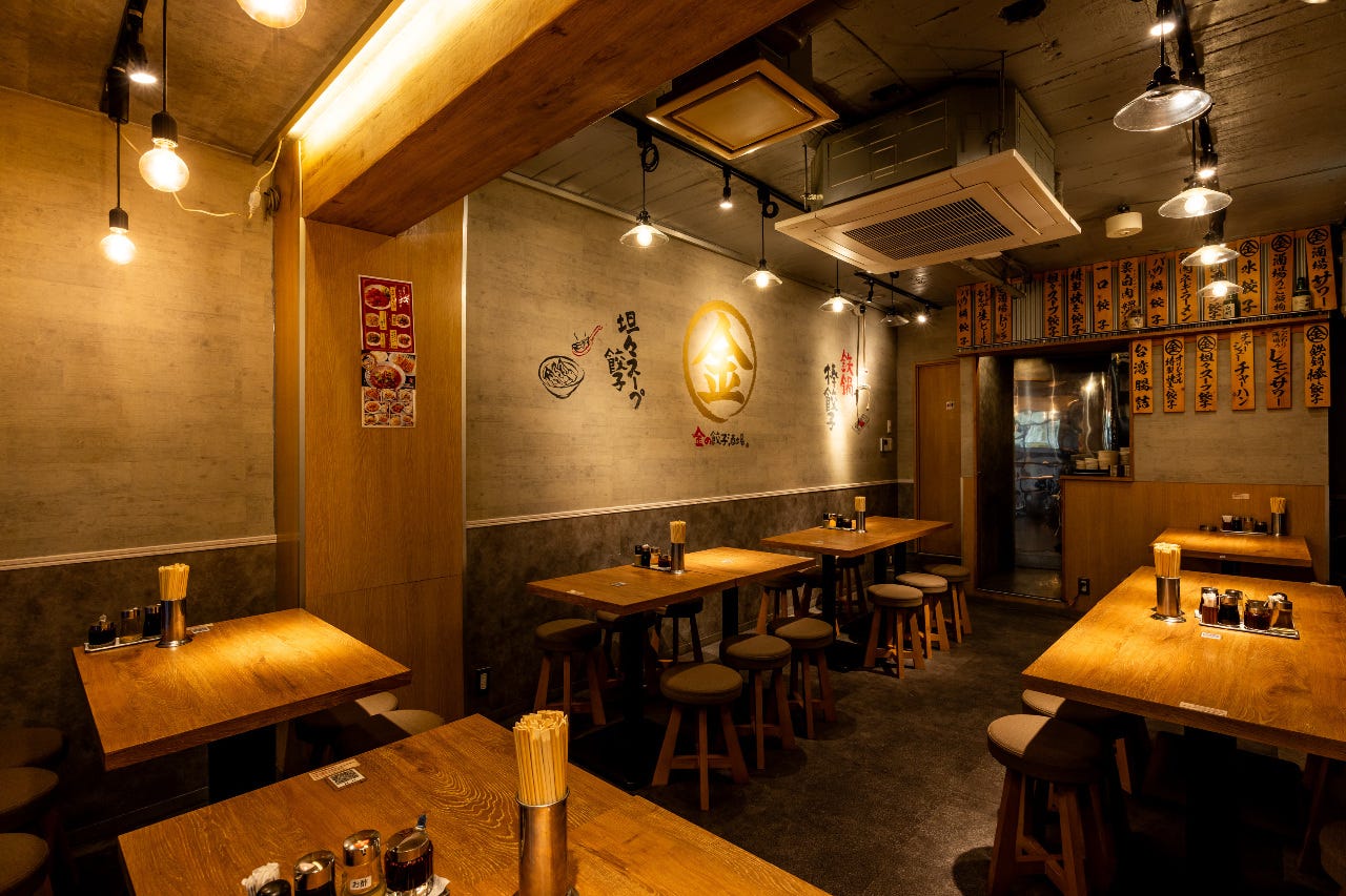 温かみのある居酒屋の内観