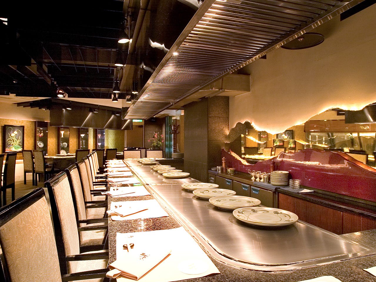 目の前に鉄板が置かれた和黒 新神戸店カウンター席