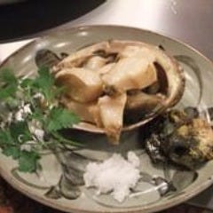 天然活アワビはステーキにするとふんわりとした歯ごたえ