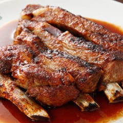 シャッターズ独自の調理法で柔らか！８種類の味の“スペアリブ”