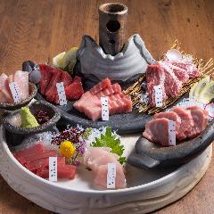 名物！マグロの宝石箱（刺身盛り合わせ）