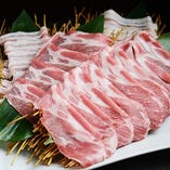 きめ細やかでやわらかな肉質、旨味や甘みに加えて風味が自慢の美味しい豚肉です。