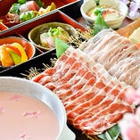 北海道産の国産豆乳に出汁醤油を合わせた自家製豆乳出汁のしゃぶしゃぶはコースでも人気の逸品。