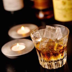 大人の雰囲気を出しつつも楽しく笑える店内。