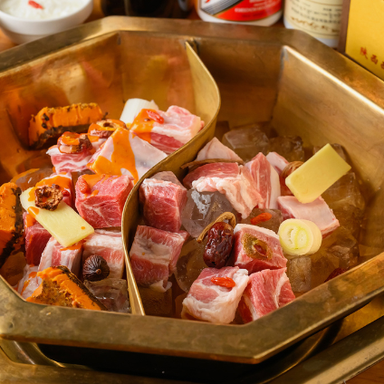 SAINUU氷煮羊炉 上野店_モンゴル秘伝の調理法「氷煮羊炉」