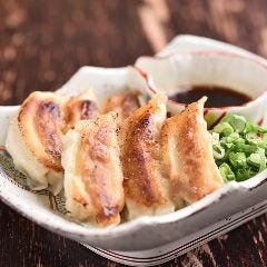 ニラやにんにくたっぷりの手作り餡が◎ビールもグイグイ進みます