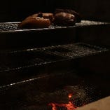 丁寧に遠火でじっくり80分焼くお肉は、旨味最大限の状態です。