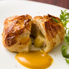 鶏胸肉と春キャベツのパートフィロ包み　カボチャのソースで