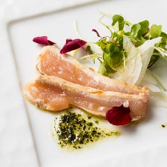 軽く炙った博多地鶏のカルパッチョ仕立て